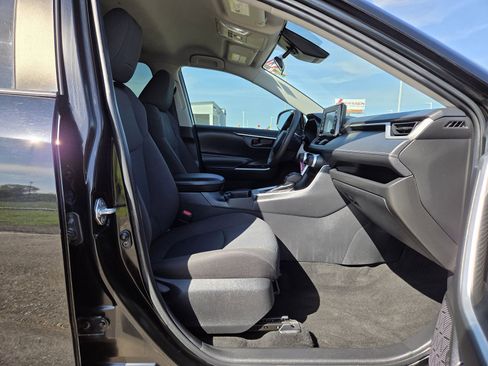 Used 2022 Toyota RAV4 LE FWD image 17