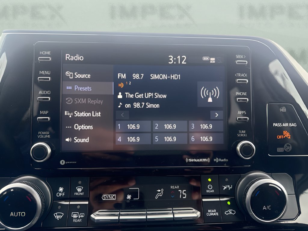Used 2022 Toyota Highlander LE AWD/4WD image 15