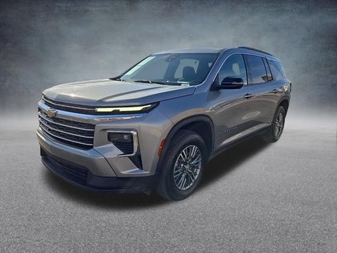 Used 2025 Chevrolet Traverse LT FWD image 8