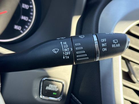 Used 2022 GMC Acadia SLE w/ Driver Convenience Package image 10