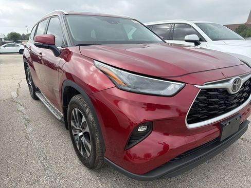 Used 2024 Toyota Highlander XLE FWD image 3
