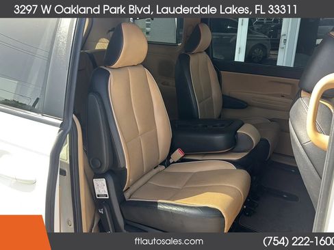 Used 2017 Kia Sedona LX w/ LX Essentials Premium Package FWD image 32