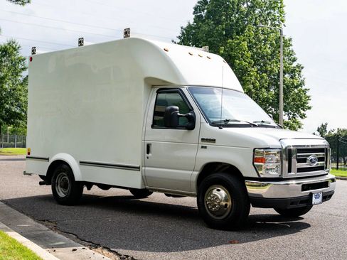 Used 2019 Ford E-350 and Econoline 350 Super Duty w/ Power Windows & Locks Group RWD image 4