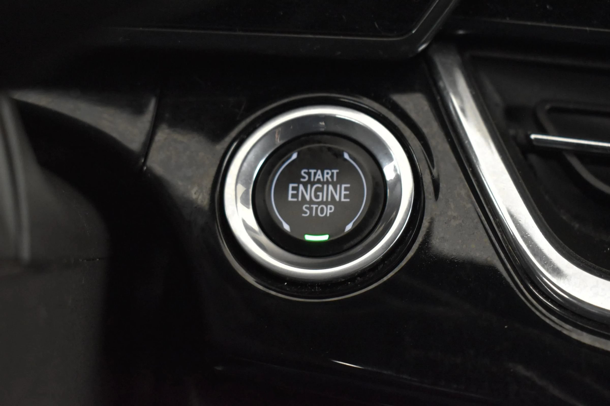 Used 2025 Chevrolet Trax RS FWD image 28