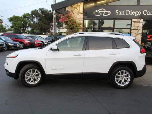 Used 2018 Jeep Cherokee Latitude Plus FWD image 2