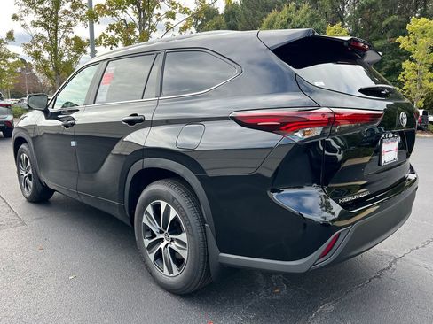 New 2025 Toyota Highlander XLE FWD image 5