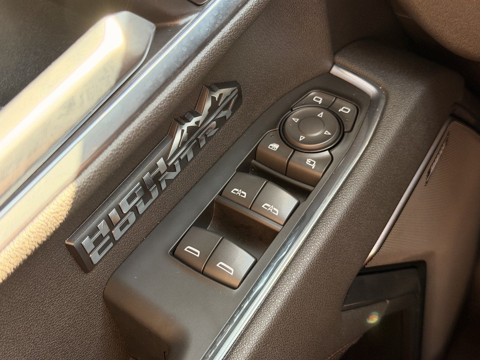 Used 2025 Chevrolet Silverado 1500 High Country w/ High Country Premium Package AWD/4WD image 18