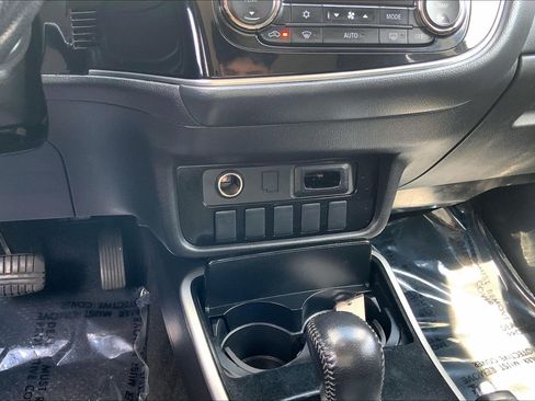 Used 2018 Mitsubishi Outlander SE FWD image 39