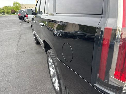 Used 2018 Cadillac Escalade Platinum AWD/4WD image 30