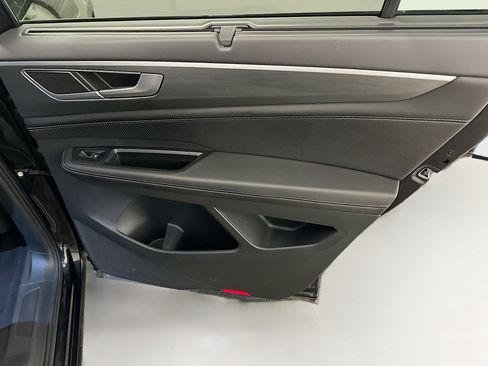 Used 2025 Volkswagen Atlas Cross Sport SE image 32