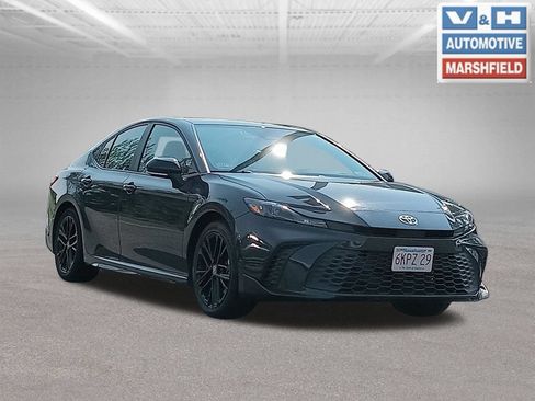 Used 2025 Toyota Camry SE FWD image 1
