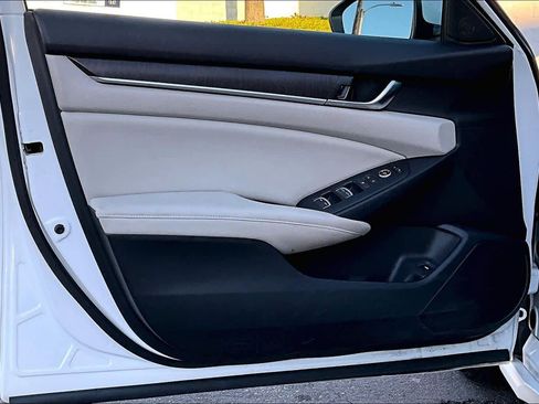 Used 2018 Honda Accord EX image 21