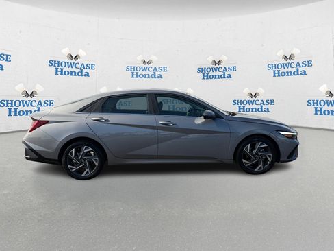 Used 2024 Hyundai Elantra Limited image 9