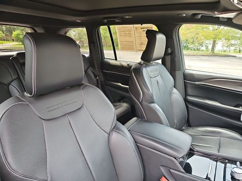 Used 2023 Jeep Grand Cherokee Overland w/ Advanced Protech Group III AWD/4WD image 11