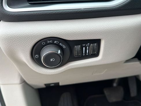 Used 2024 Chrysler Pacifica Touring-L FWD image 10