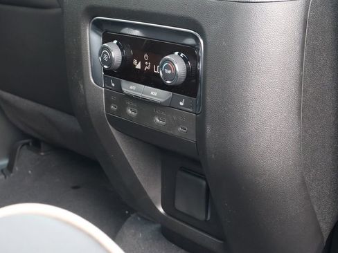 New 2025 Chevrolet Suburban Premier image 39