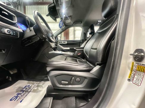 Used 2022 Ford Explorer XLT w/ Equipment Group 202A image 14