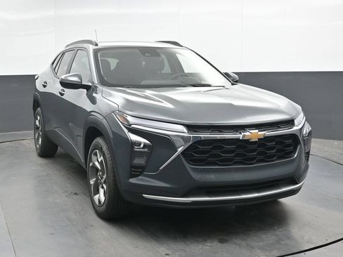Used 2025 Chevrolet Trax LT w/ LT Convenience Package FWD image 4
