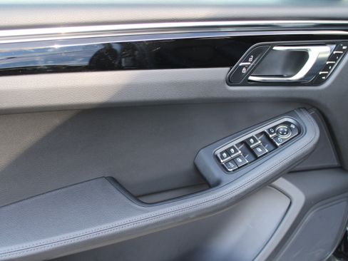 Certified 2025 Porsche Macan image 25