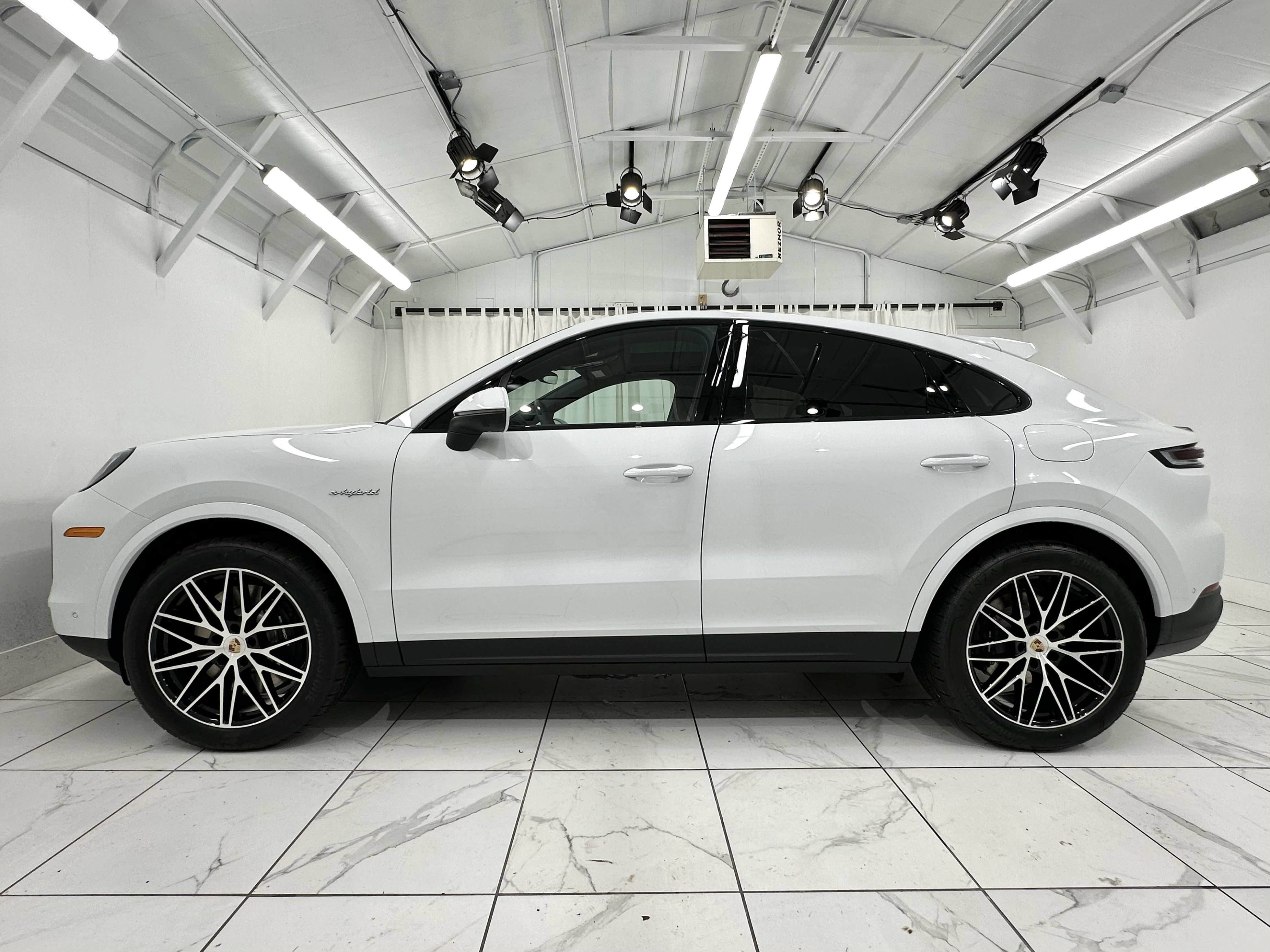 Used 2025 Porsche Cayenne E-Hybrid Coupe AWD/4WD image 2