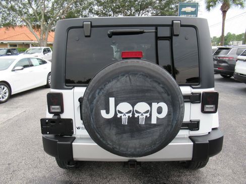 Used 2018 Jeep Wrangler Unlimited Sahara w/ Connectivity Group AWD/4WD image 6
