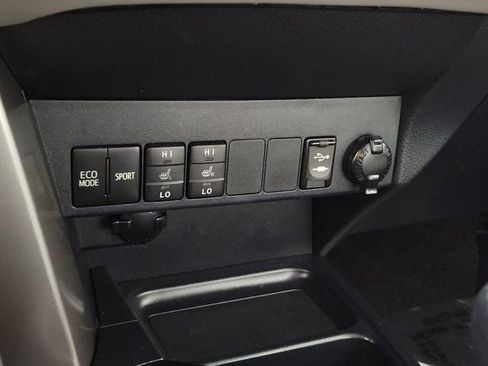 Used 2018 Toyota RAV4 Limited FWD image 31
