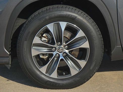 Used 2020 Toyota Highlander XLE FWD image 7