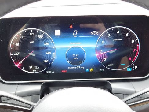 Used 2024 Mercedes-Benz GLC 300 4MATIC image 23