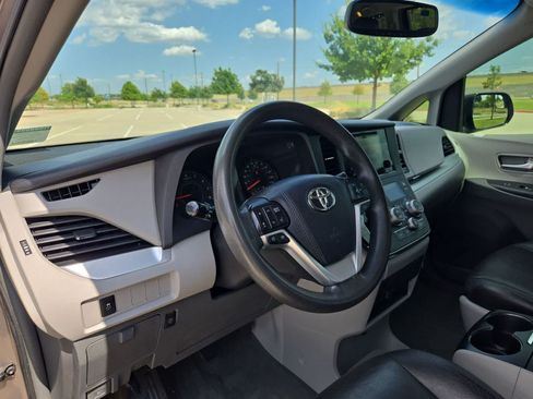Used 2017 Toyota Sienna LE FWD image 2