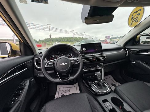 Used 2023 Kia Seltos SX w/ SX Sunroof Package image 28