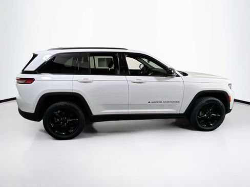 Used 2023 Jeep Grand Cherokee Altitude image 4