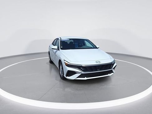 Used 2025 Hyundai Elantra SE FWD image 3