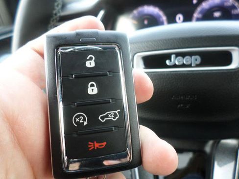 Used 2023 Jeep Grand Cherokee L Laredo image 30