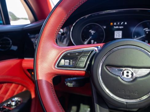 Used 2021 Bentley Bentayga AWD/4WD image 93