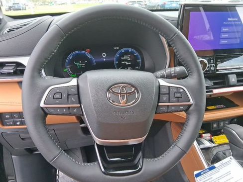 New 2026 Toyota Highlander Platinum AWD/4WD image 15