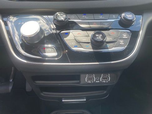 Used 2025 Chrysler Pacifica Select FWD image 23