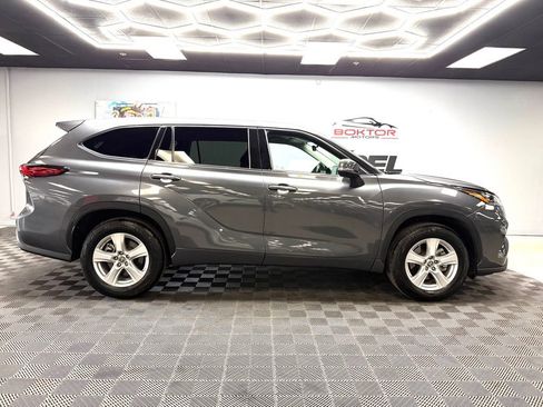 Used 2020 Toyota Highlander LE FWD image 16