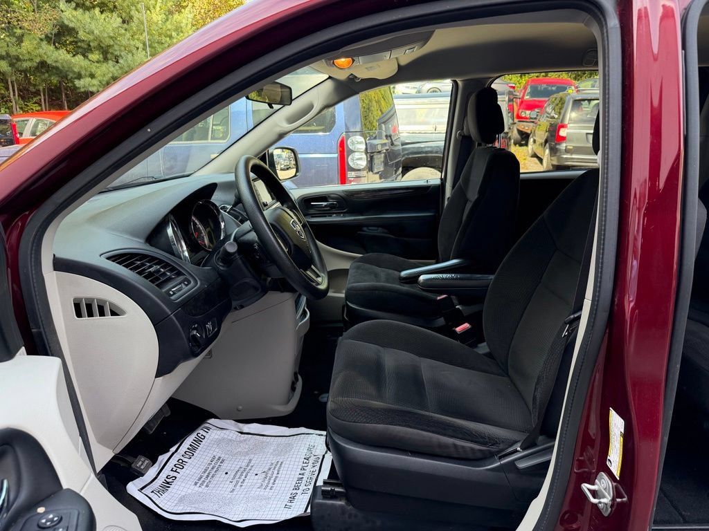 Used 2018 Dodge Grand Caravan SE FWD image 12