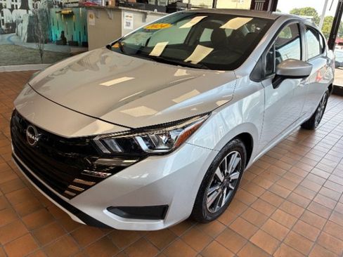 Used 2024 Nissan Versa SV FWD image 9