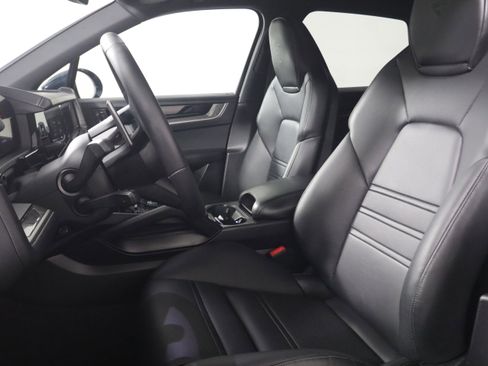 Used 2025 Porsche Cayenne S AWD/4WD image 5