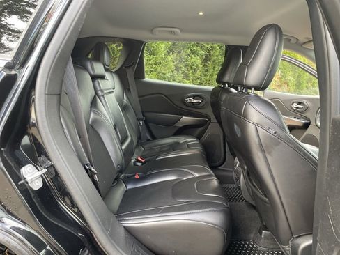 Used 2019 Jeep Cherokee Latitude Plus w/ Comfort/Convenience Group image 19