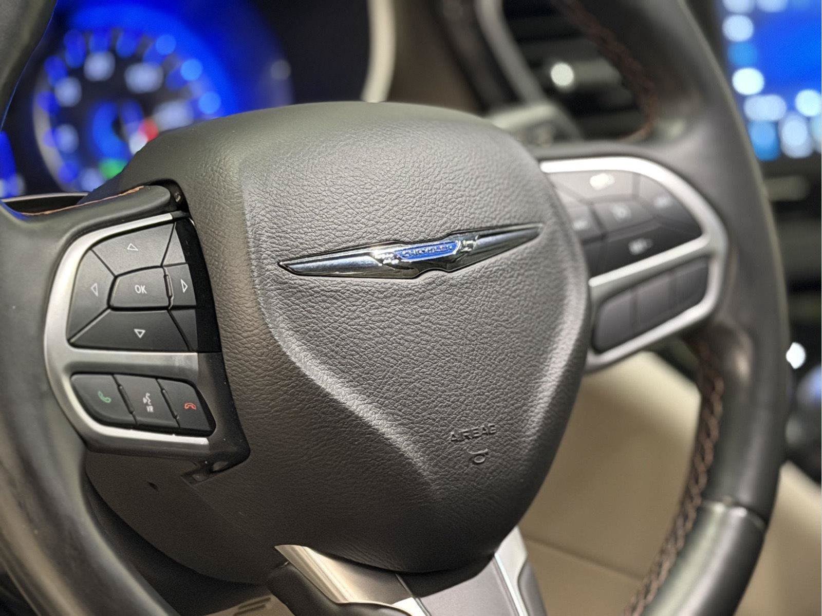 Used 2018 Chrysler Pacifica Touring-L FWD image 20