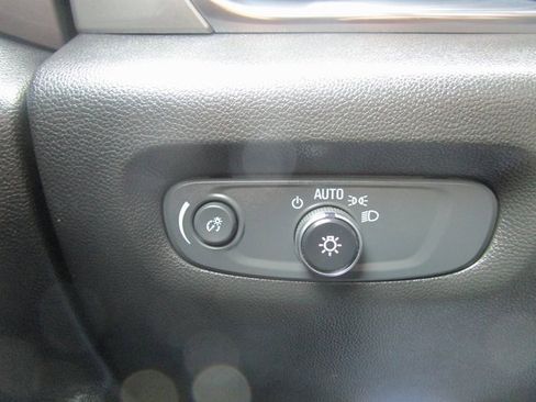 Used 2023 Chevrolet Traverse LT image 12