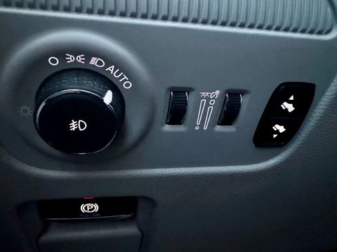 Used 2023 Jeep Wagoneer L Series III w/ Premium Group I image 19