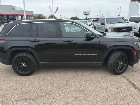 Used 2022 Jeep Grand Cherokee Laredo w/ Luxury Tech Group I AWD/4WD image 2