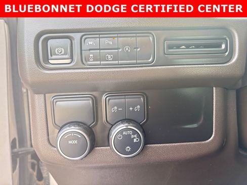 Used 2024 Chevrolet Suburban LT w/ Luxury Package RWD image 20