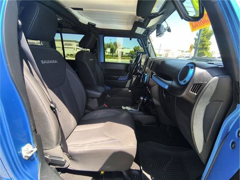 Used 2016 Jeep Wrangler Unlimited Sahara w/ Connectivity Group AWD/4WD image 14