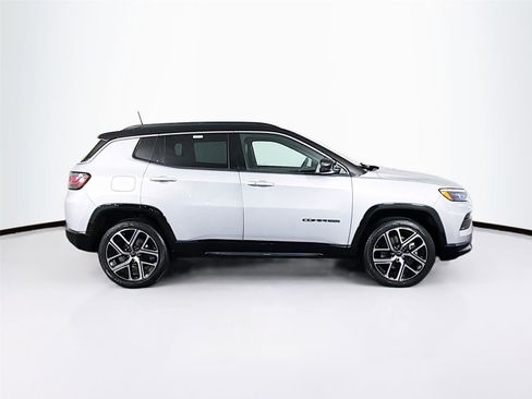 Used 2025 Jeep Compass Limited w/ Elite Group AWD/4WD image 8