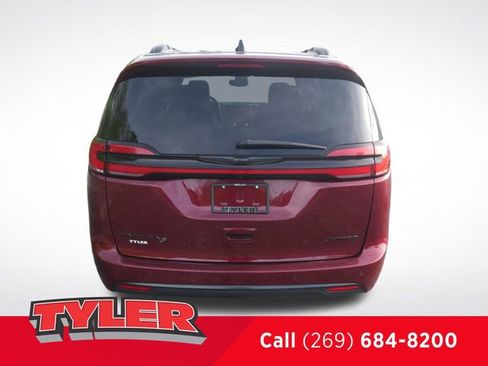 Used 2023 Chrysler Pacifica Limited w/ Uconnect Theater Family Group FWD image 7