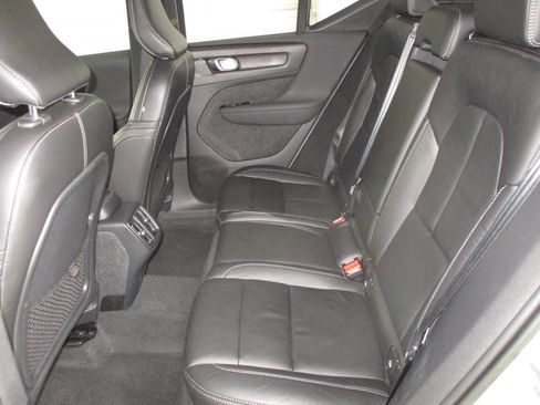 Used 2022 Volvo XC40 T5 Momentum image 23